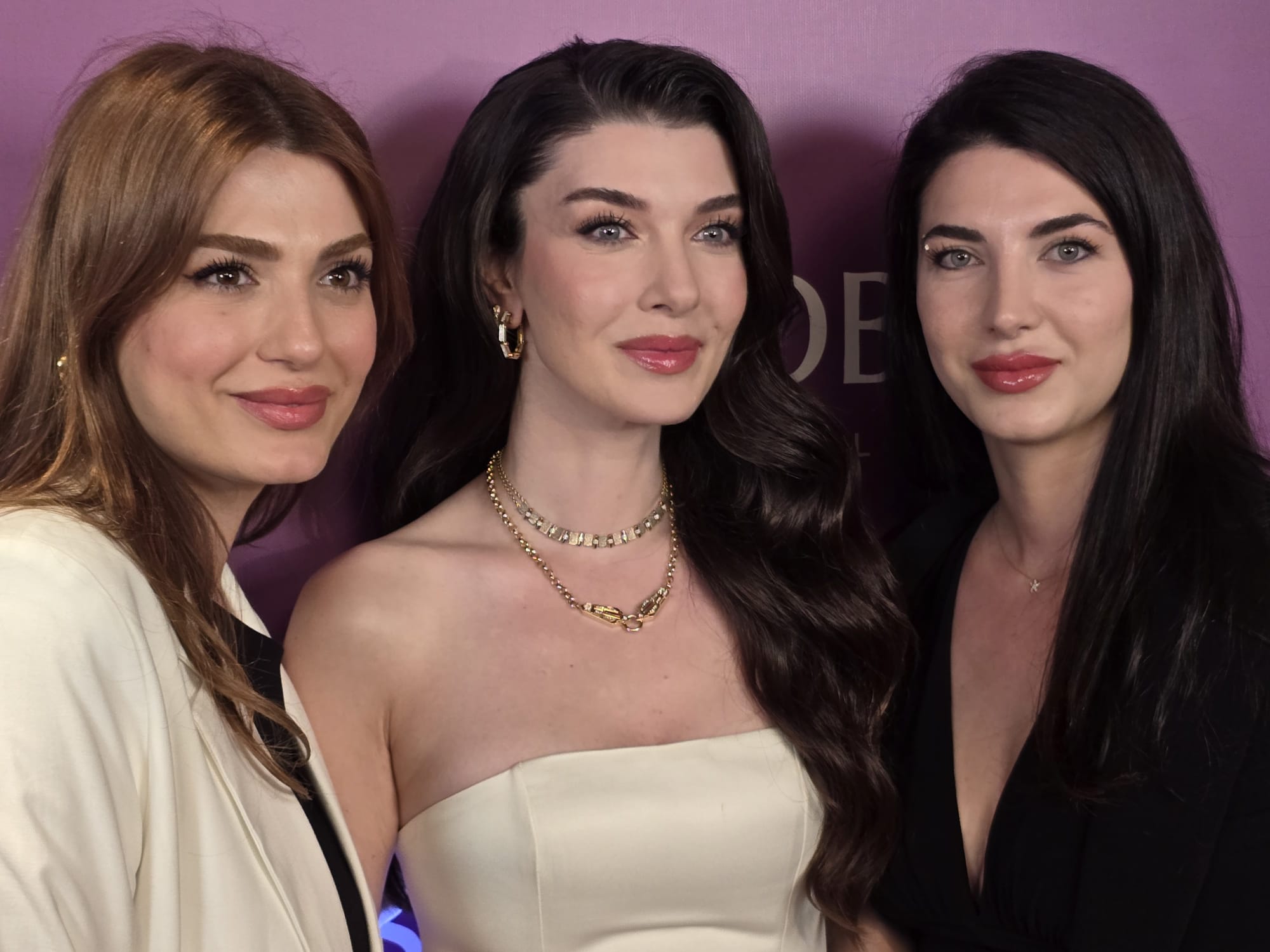 Aslıhan Güner, Doğal Güzelliği ve Saç Bakım Markasıyla Öne Çıkıyor