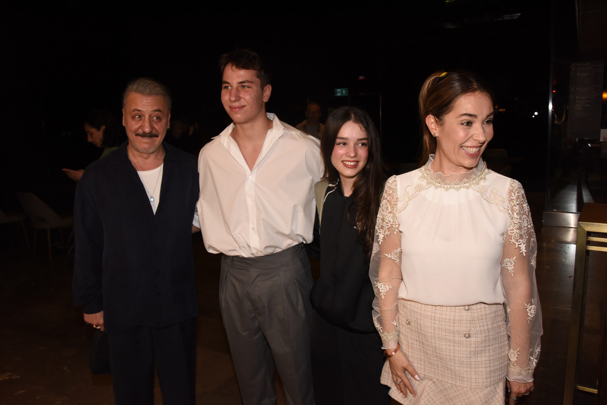 Esra Ronabar ve Barış Falay, Oğulları Mavi Rüzgar'ın 1923 Müzikali Performansını Kutladı