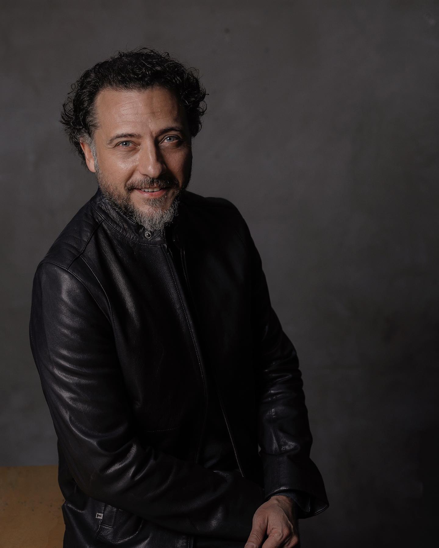 <strong>Uraz Kaygılaroğlu</strong> ve <strong>Burcu Özberk</strong>’in başrollerini paylaştığı yeni dizi <strong>“Karanlık Oda”</strong> için heyecan verici bir gelişme yaşandı. Üçüncü başrol oyuncusu olarak <strong>Yiğit Özşener</strong> de projeye katıldı.
